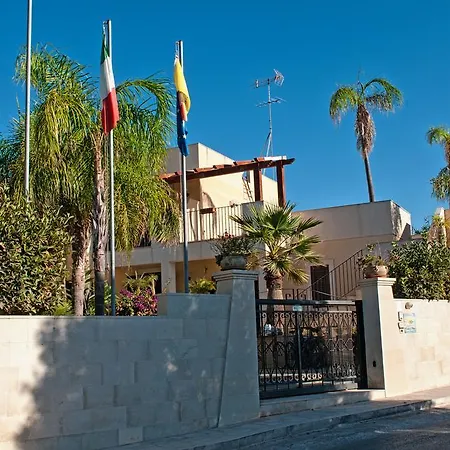 アパートホテル Casa Del Mar Sicilia 3*
